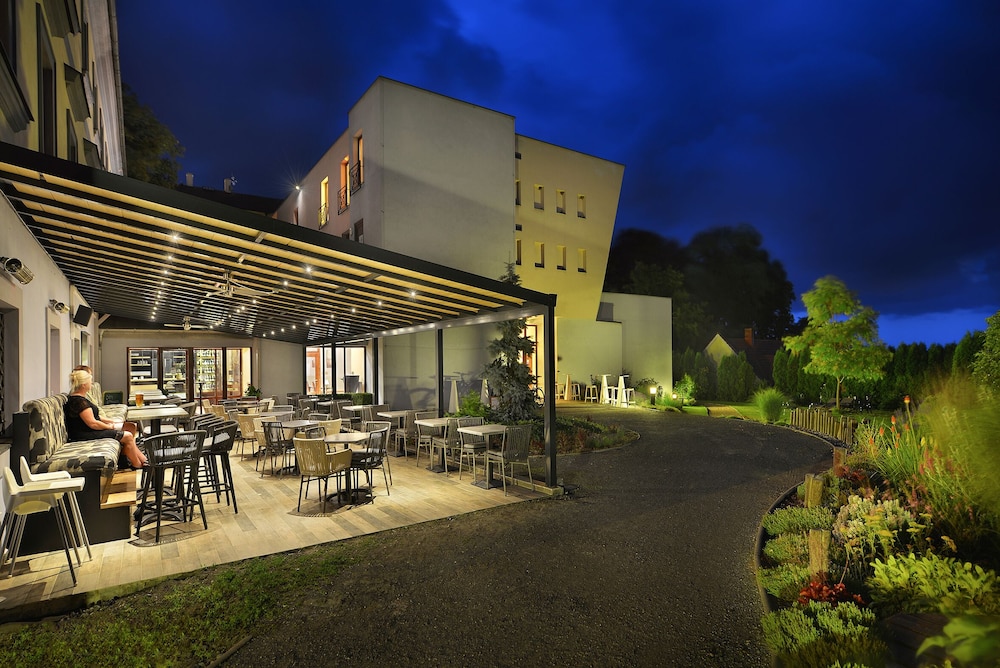 MAXIMILIAN LIFESTYLE RESORT 43/50