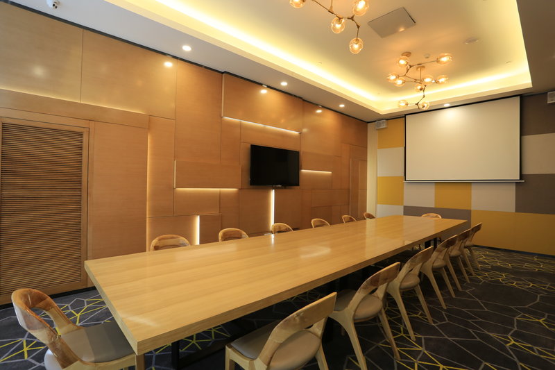 HOLIDAY INN EXPRESS ZHANGJIAKOU PARK VIEW 40/50