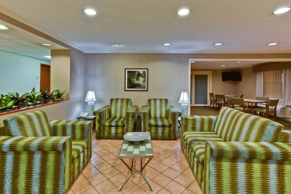 La Quinta Inn & Suites by Wyndham Lakeland East 27/37