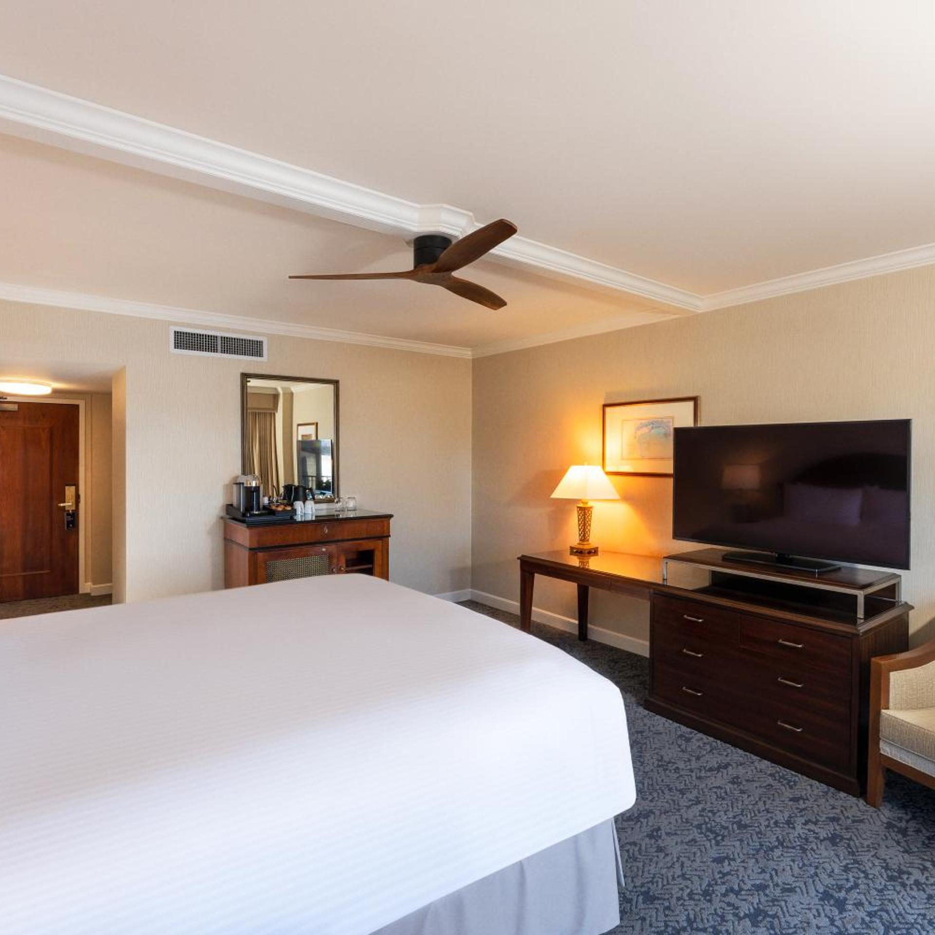 Room, Queen Bed, Partial Sea View