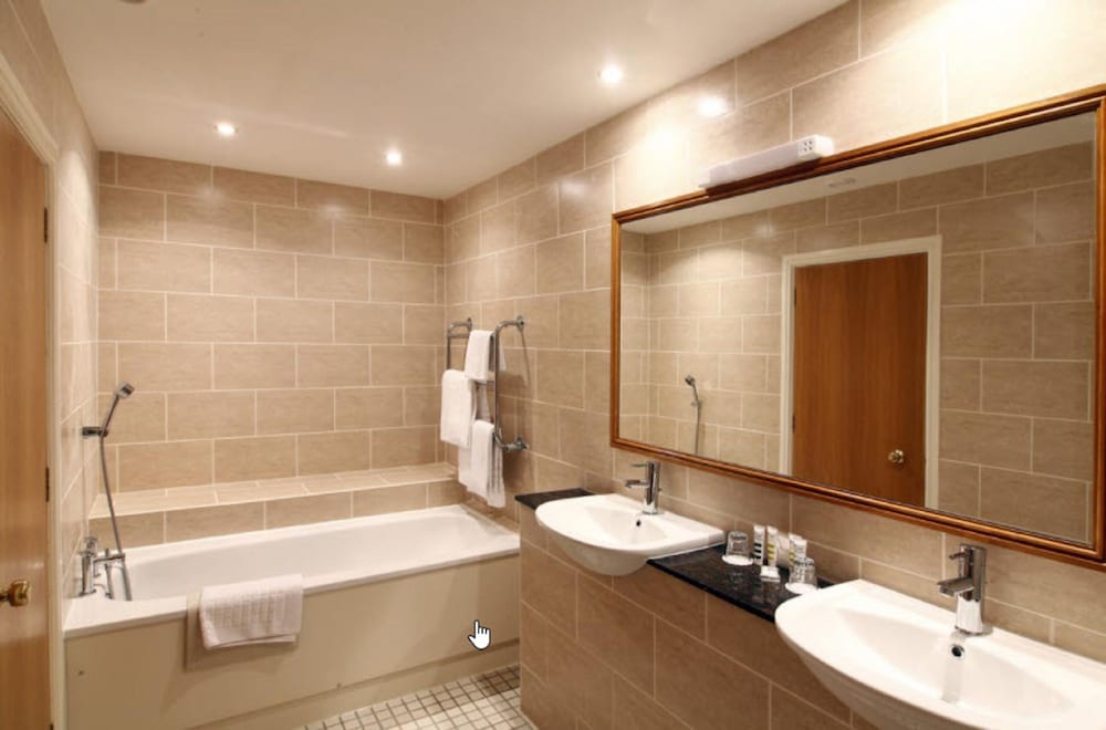 Foxfields Country Hotel 48/49