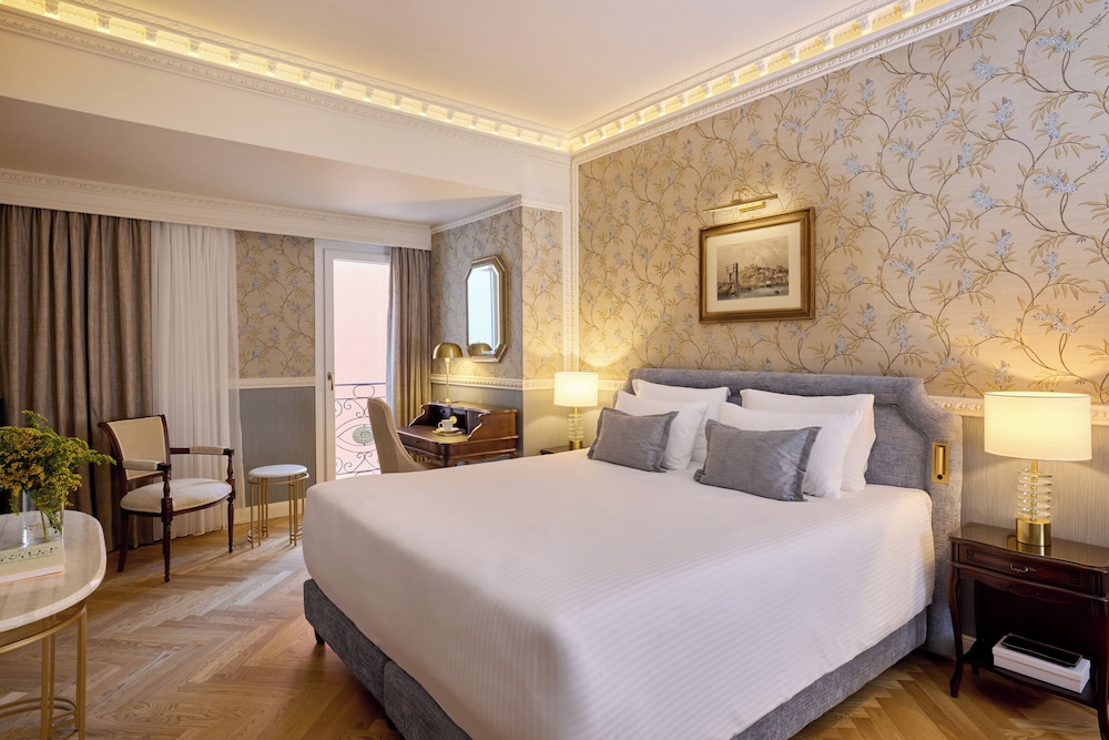 DELUXE, TWIN BEDS, CITY VIEW, SOFA