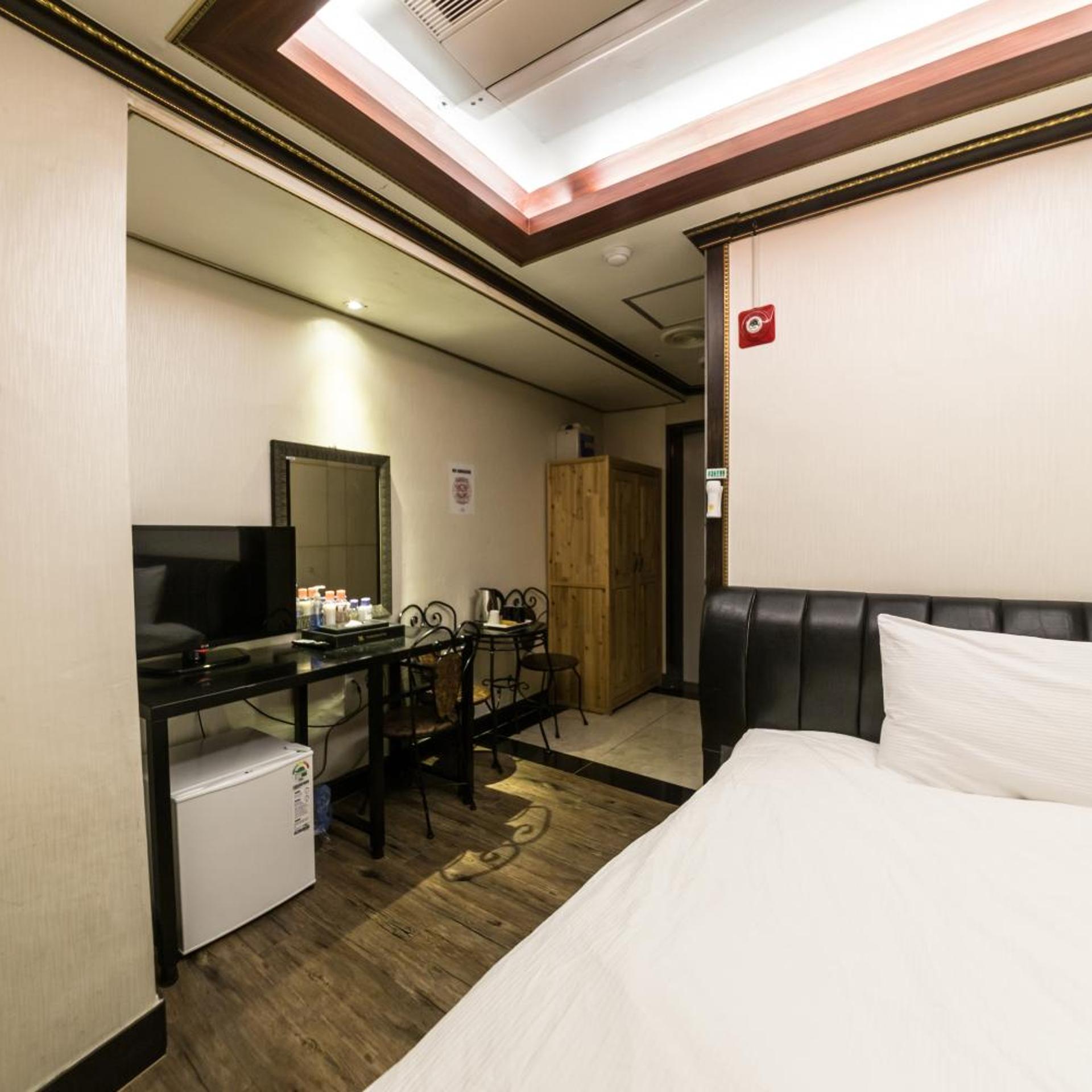ROOM, SINGLE