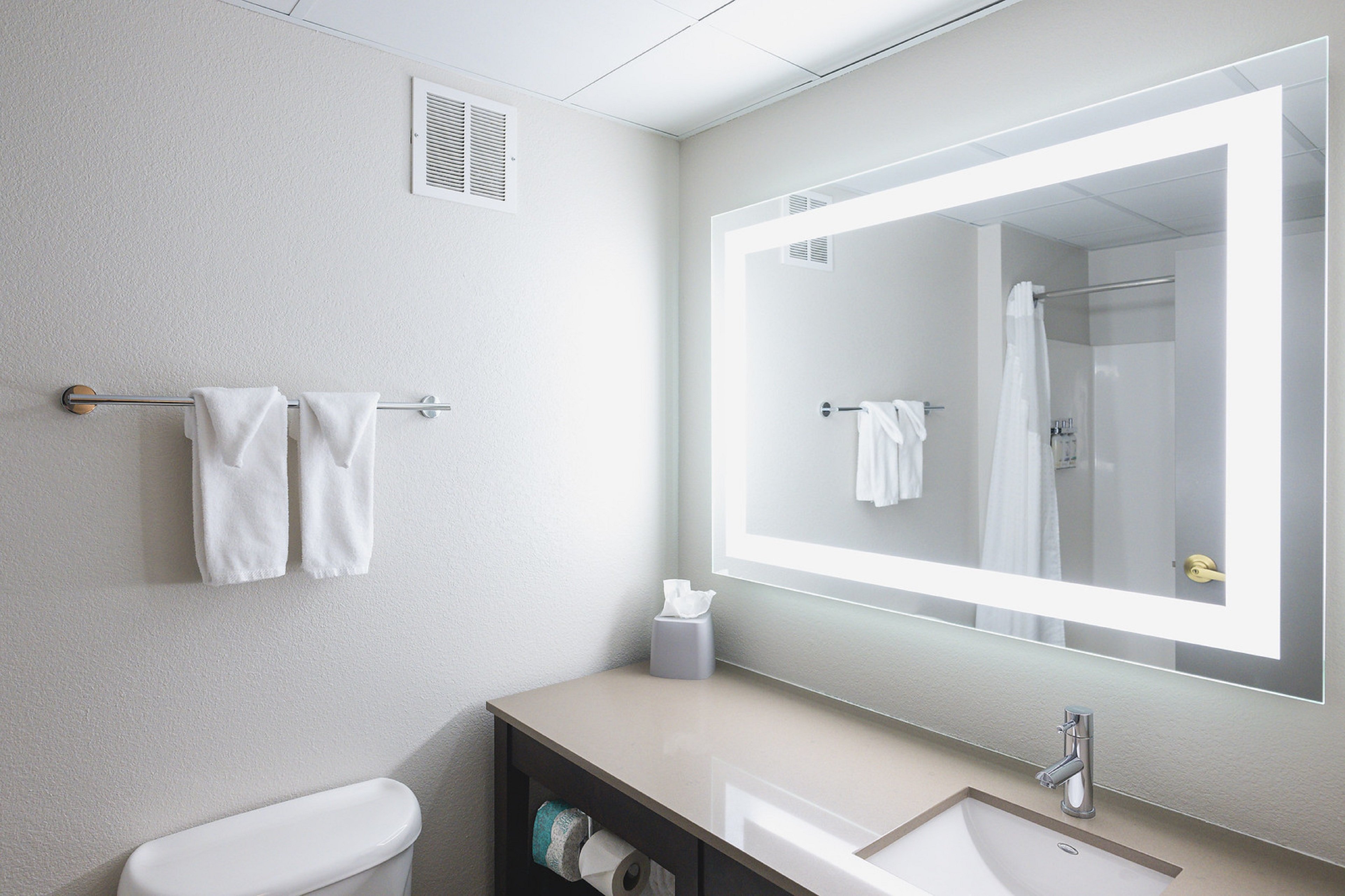 جناح بسريرين كوين، Holiday Inn Express & Suites Marquette, an IHG Hotel 7/7