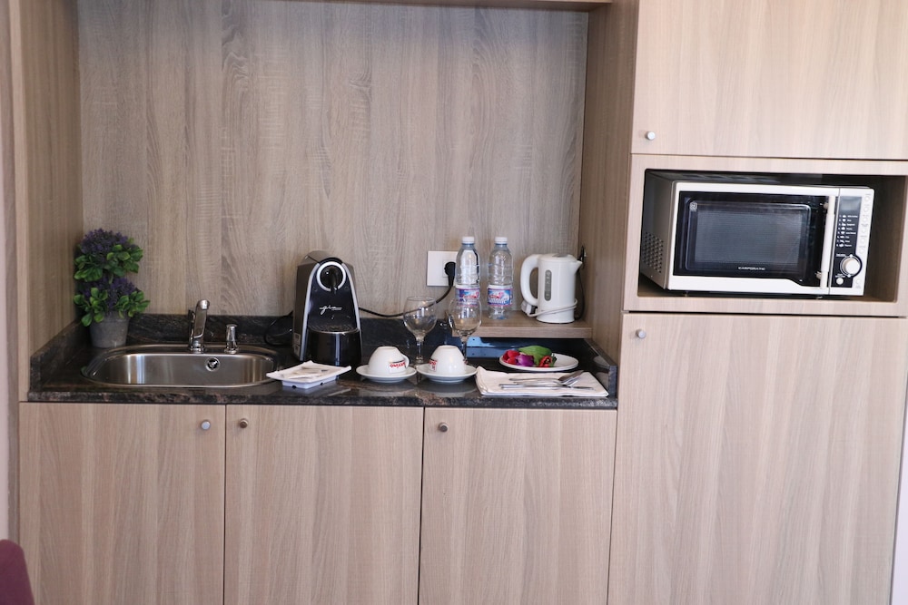 HOtello Guest Suites 25/28