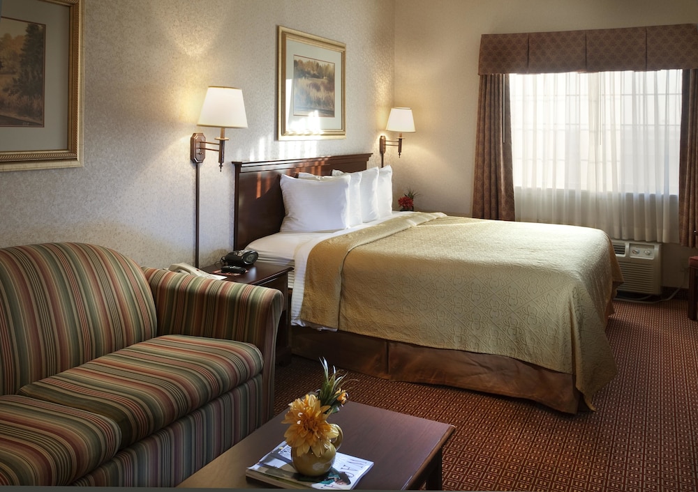 Quality Inn and Suites Near University 9/39