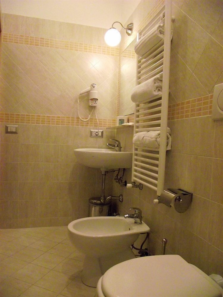 Elide Hotel 46/49