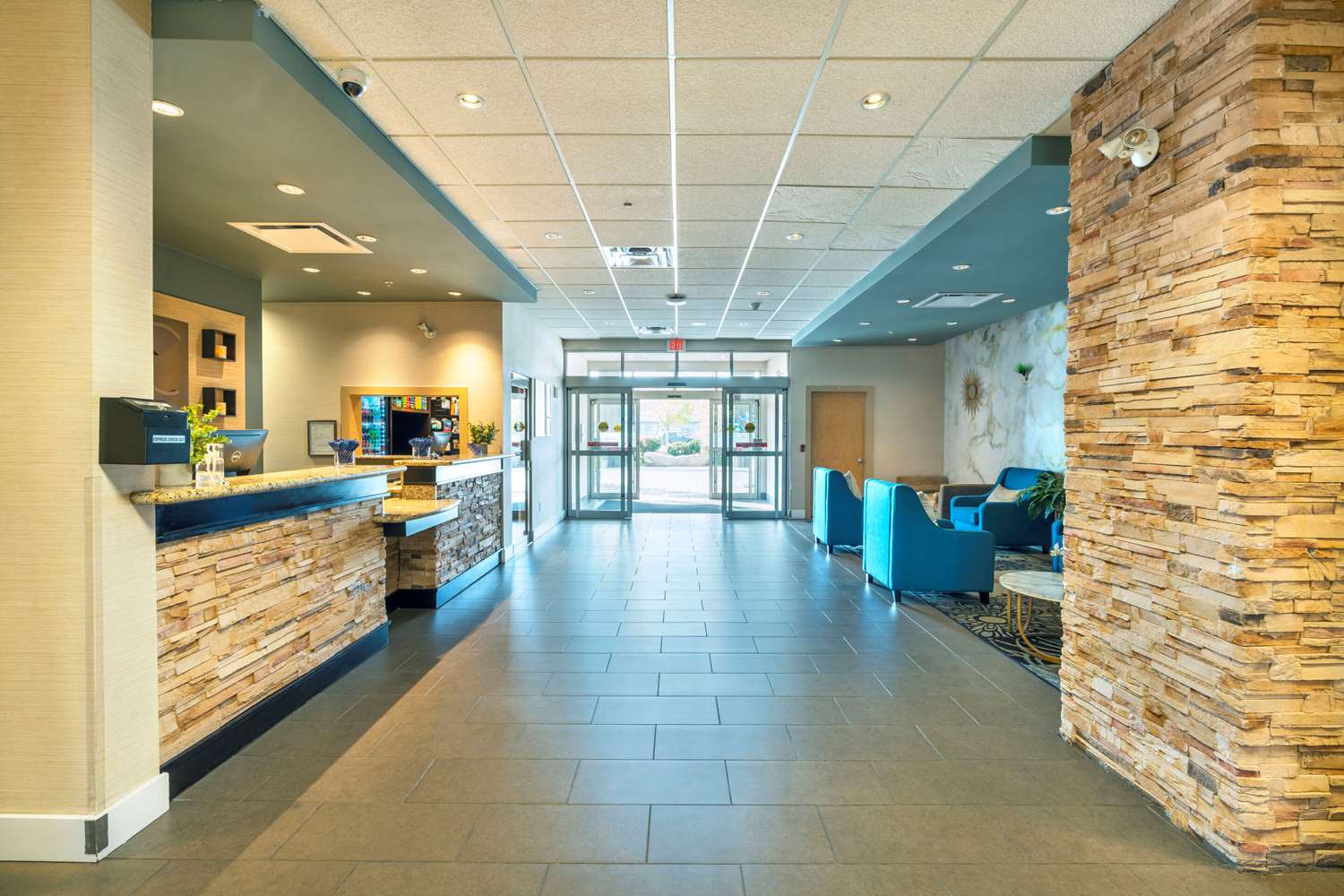 Comfort Inn & Suites Surrey 6/60