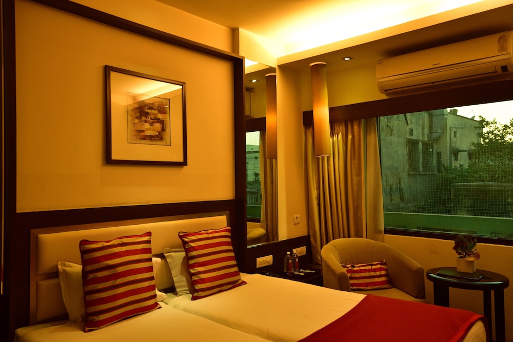 HOTEL SURYA ROYAL 30/41