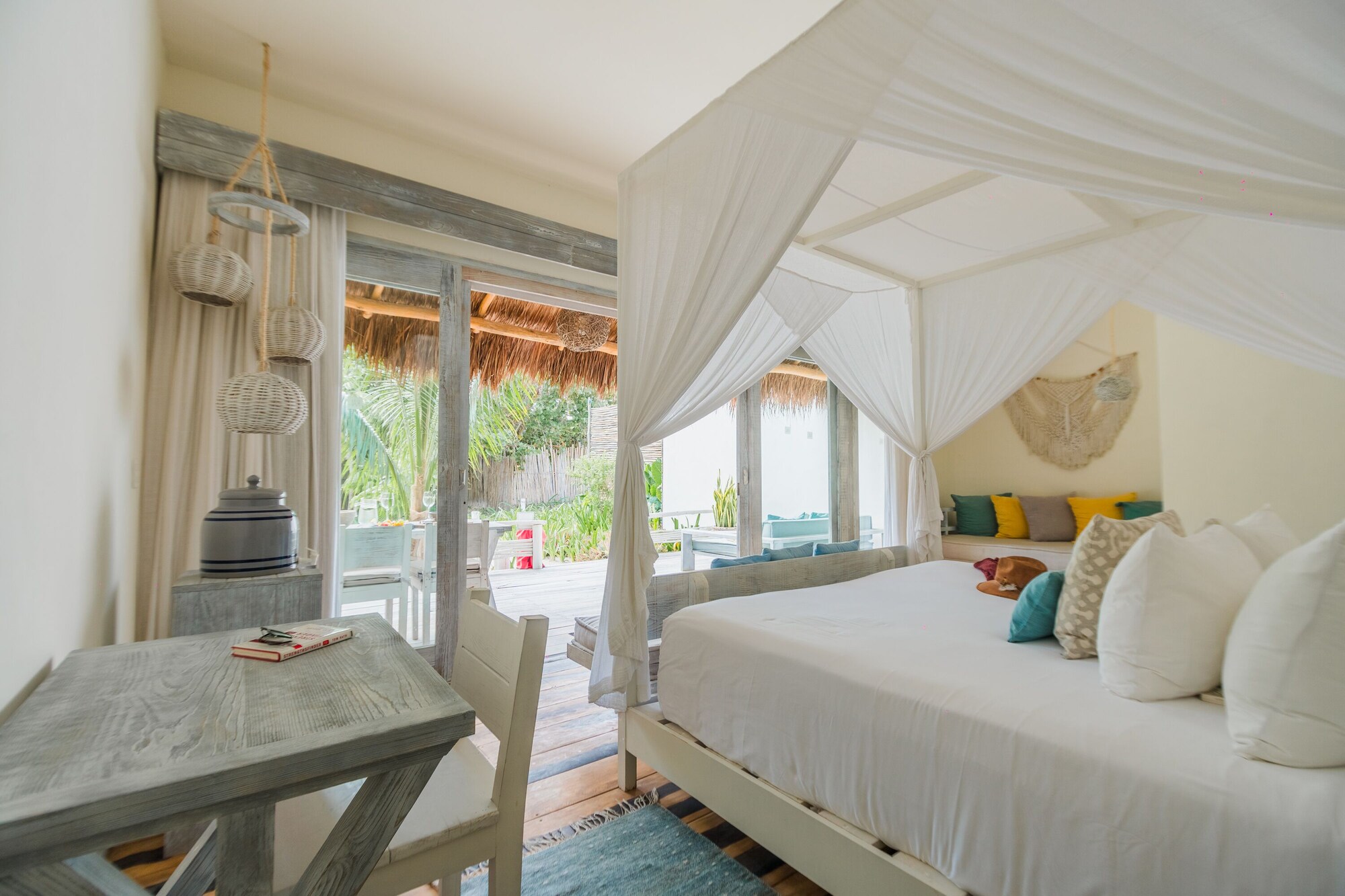 GARDEN, KING BED