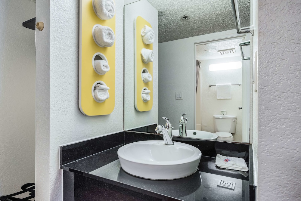 Motel6 Los Angeles, CA - Los Angeles - LAX 53/59