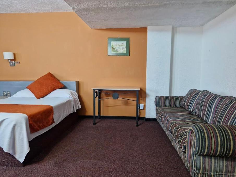 Hotel Parador Del Rio 31/95