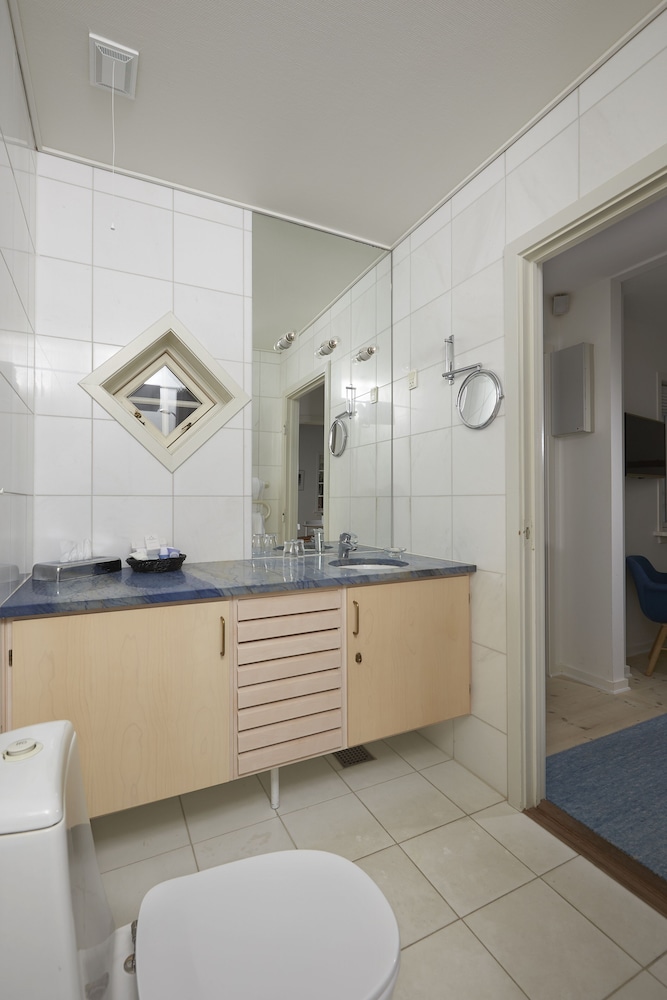 Ruths Hotel 6/56