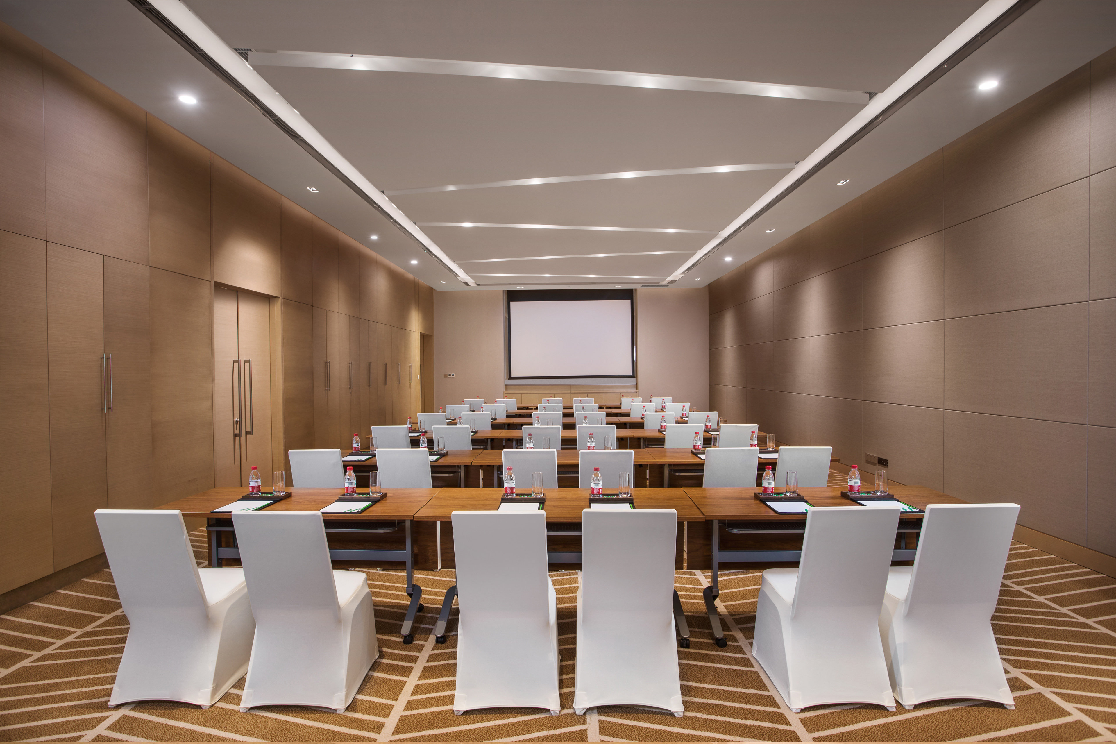 HOLIDAY INN WUXI TAIHU NEW CITY 59/69
