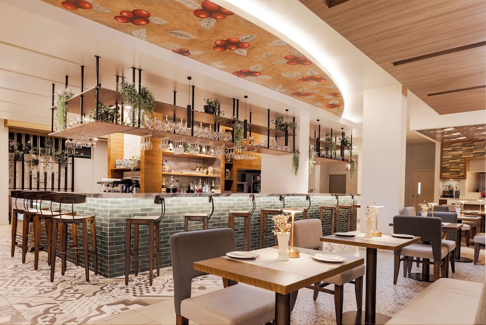 Hyatt Place San Jose/Pinares 44/64