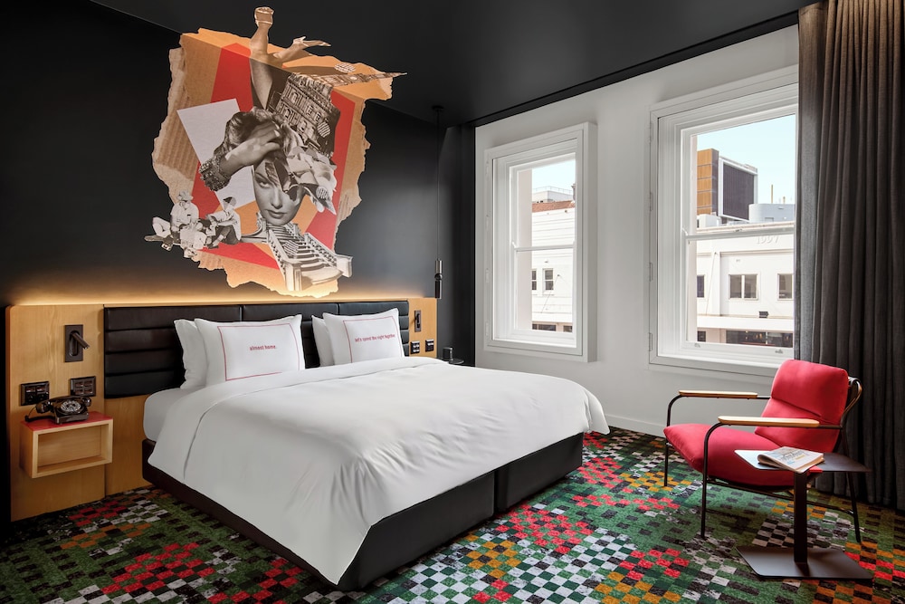 ROOM, KING BED, LARGE