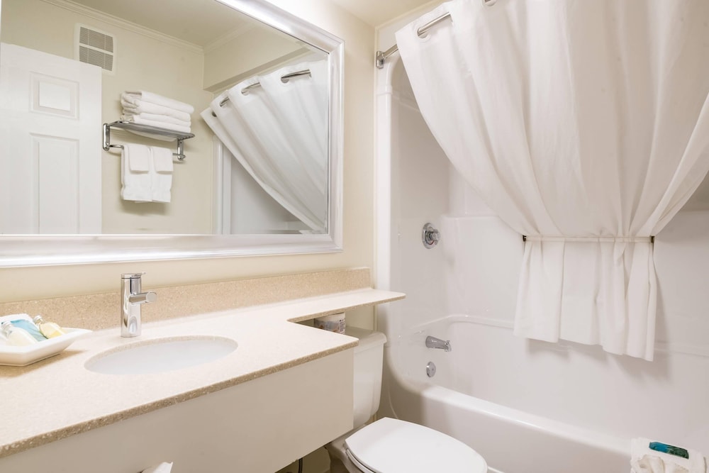 Amsterdam Inn & Suites Moncton 62/63