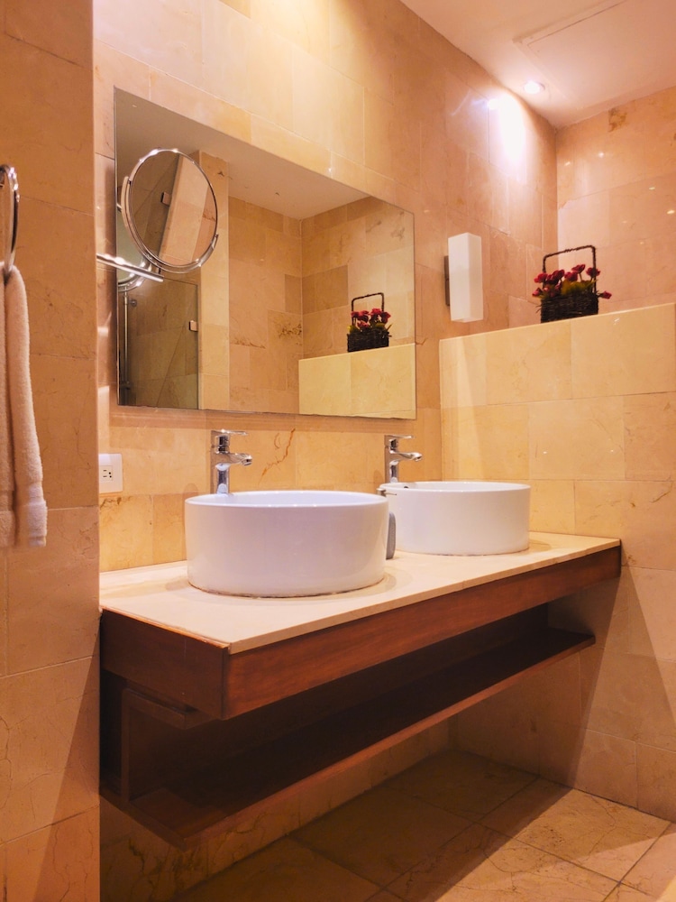 LUCA HOTEL 63/63
