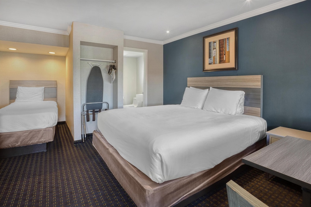 غرفة قياسية بسرير كوين وسرير فردي، SureStay Hotel by Best Western San Rafael 4/8