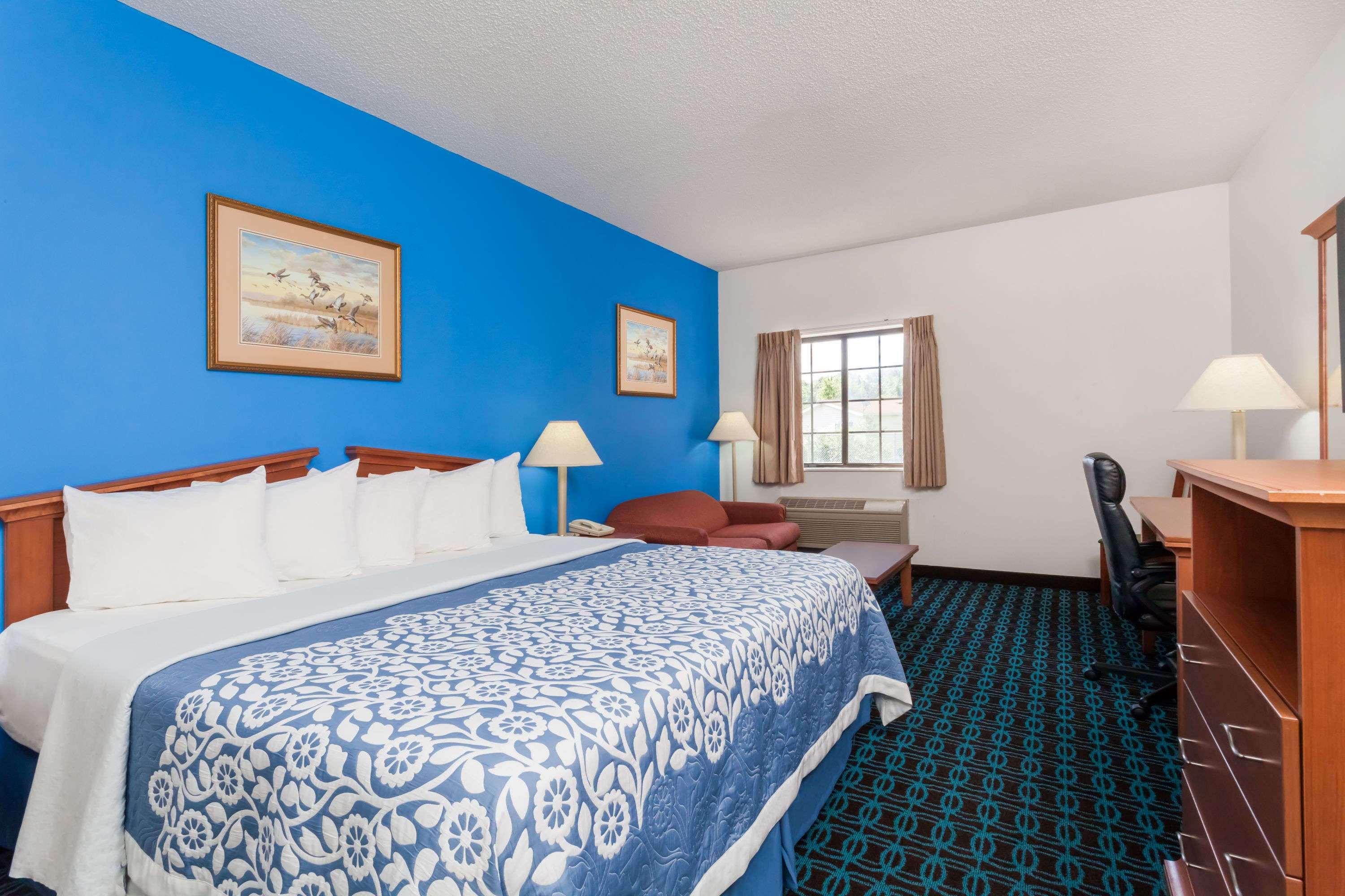Days Inn & Suites by Wyndham Cambridge 12/30