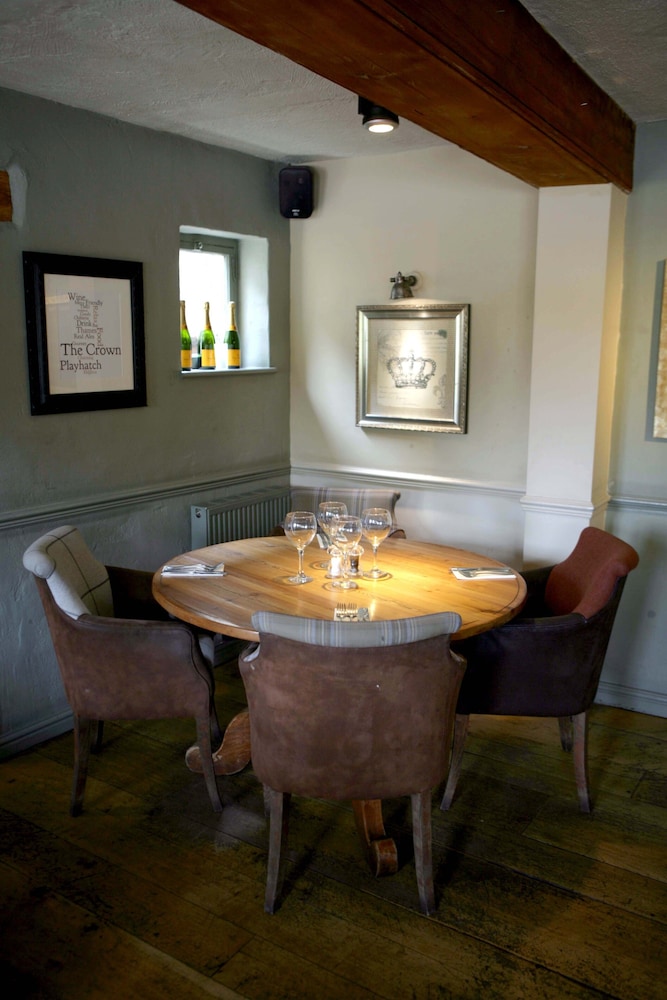 The Crown at Playhatch 14/20