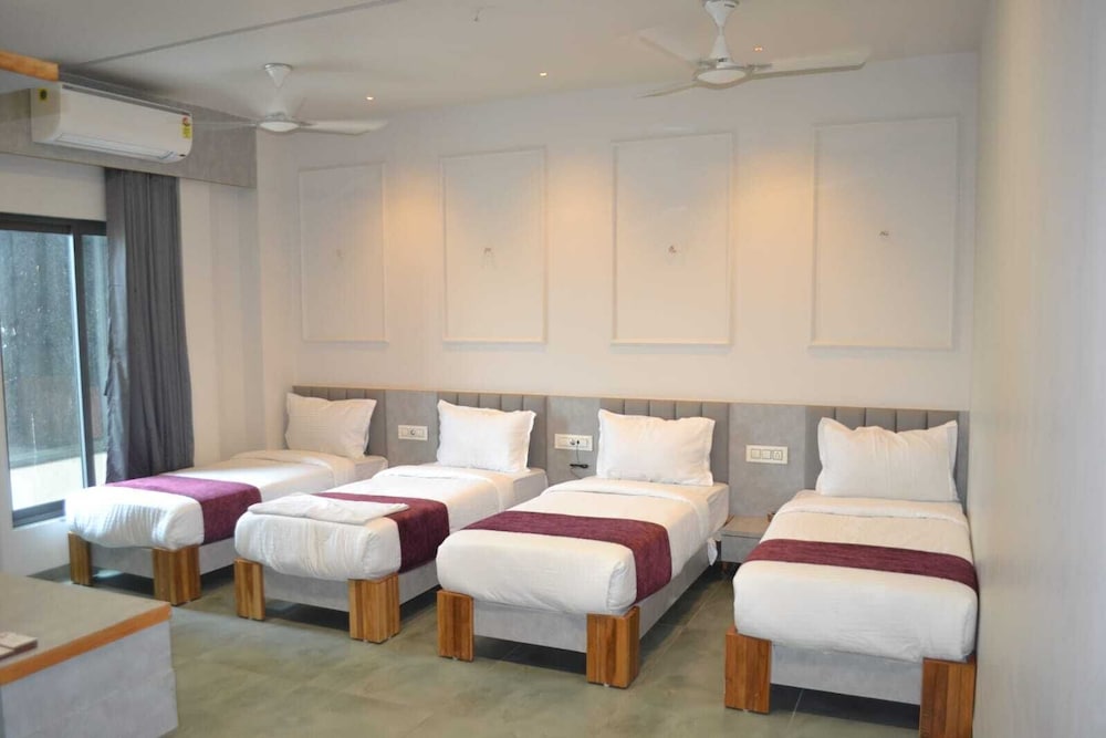 EXECUTIVE, SUITE