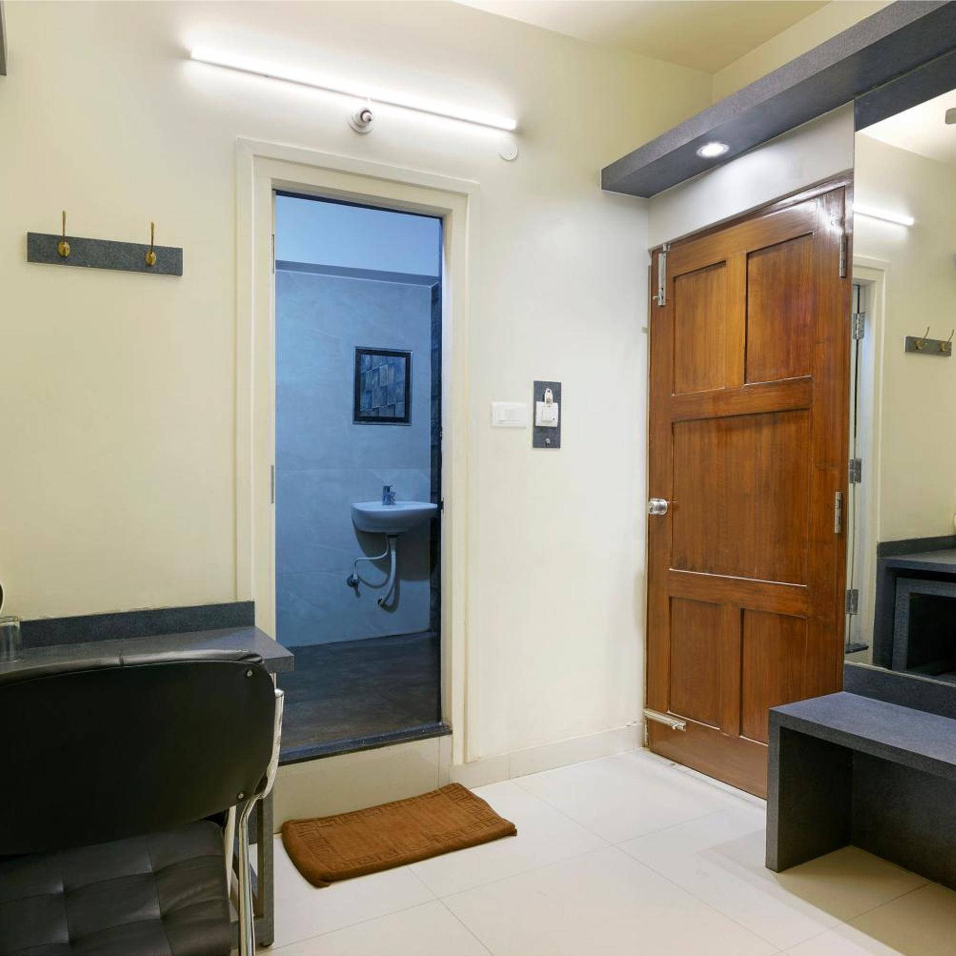 Mannar's Deluxe Lodge 4/25
