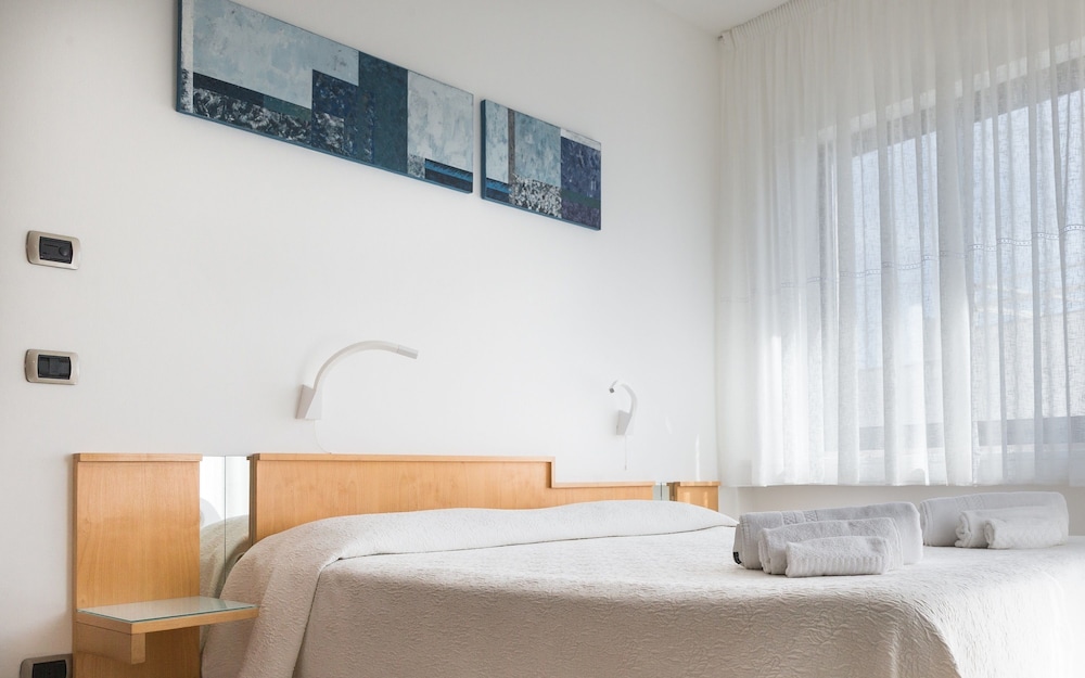 Hotel Albania 30/73