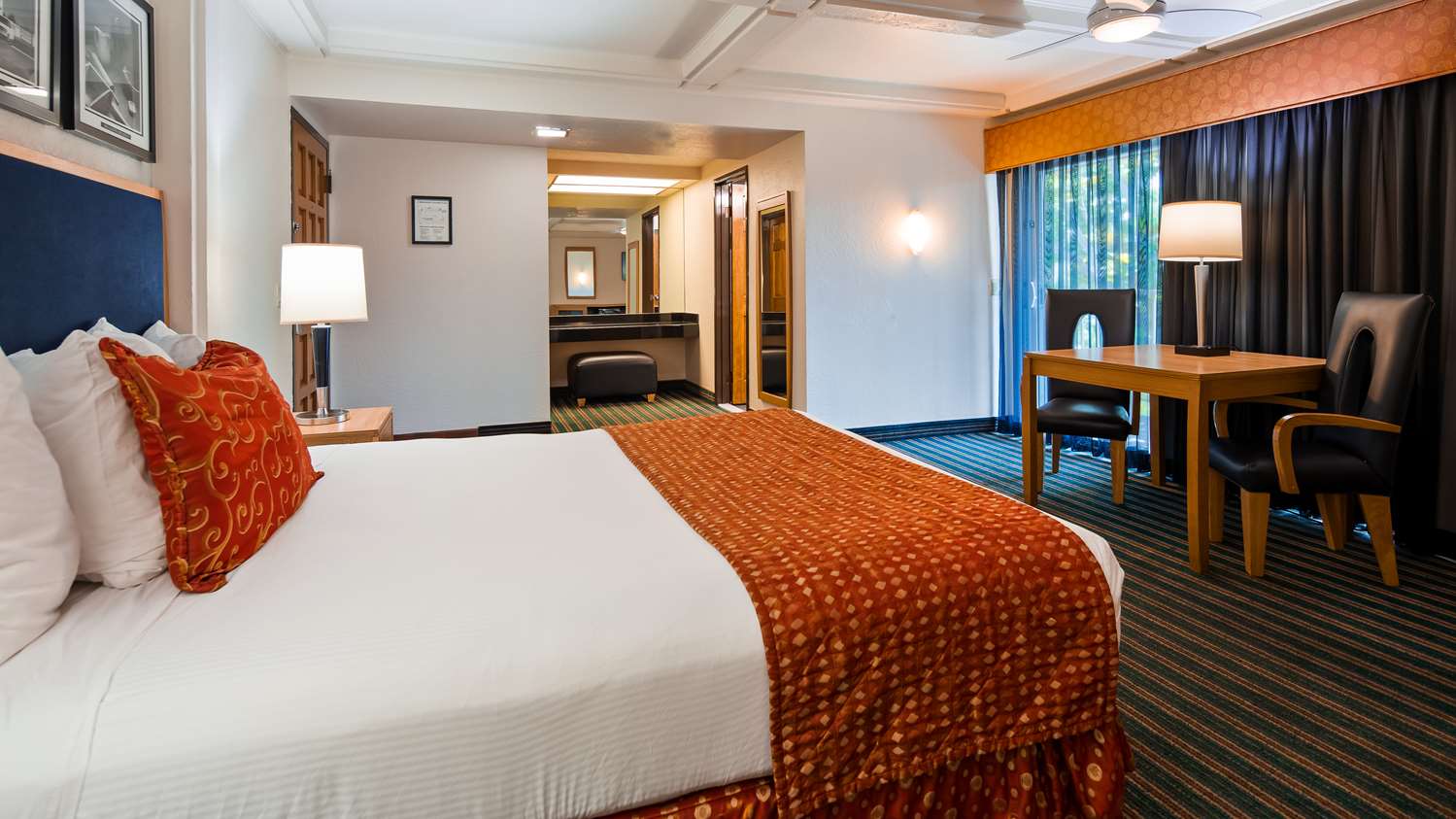 غرفة بسرير كينج بإطلالة على الحديقة بشرفة