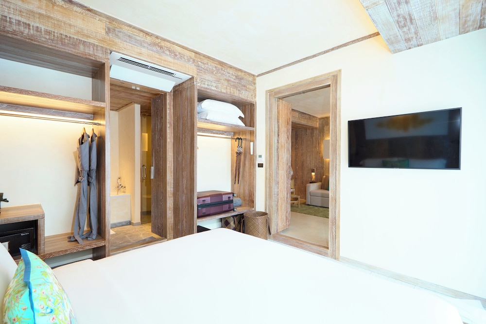 2 Bedrooms, Suite, City View