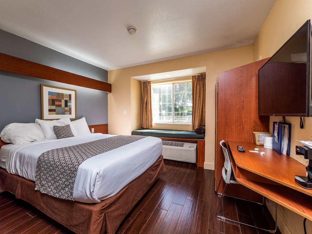 STANDARD, QUEEN BED