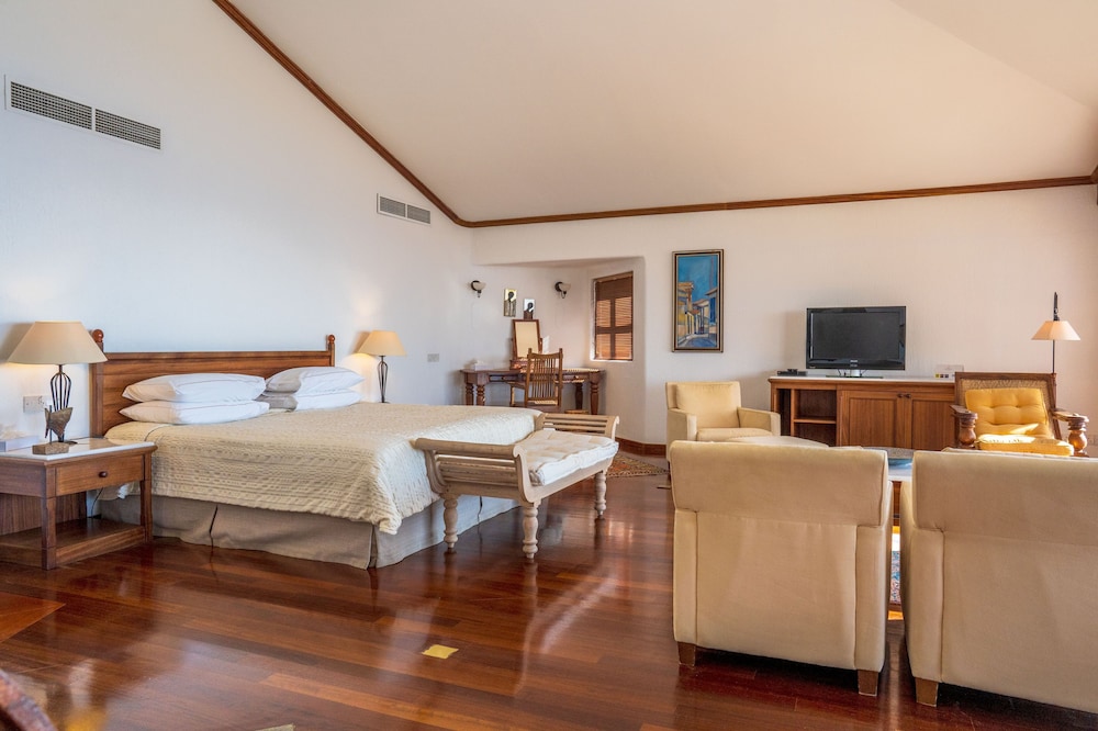 Coral Beach Hotel and Resort 33/95