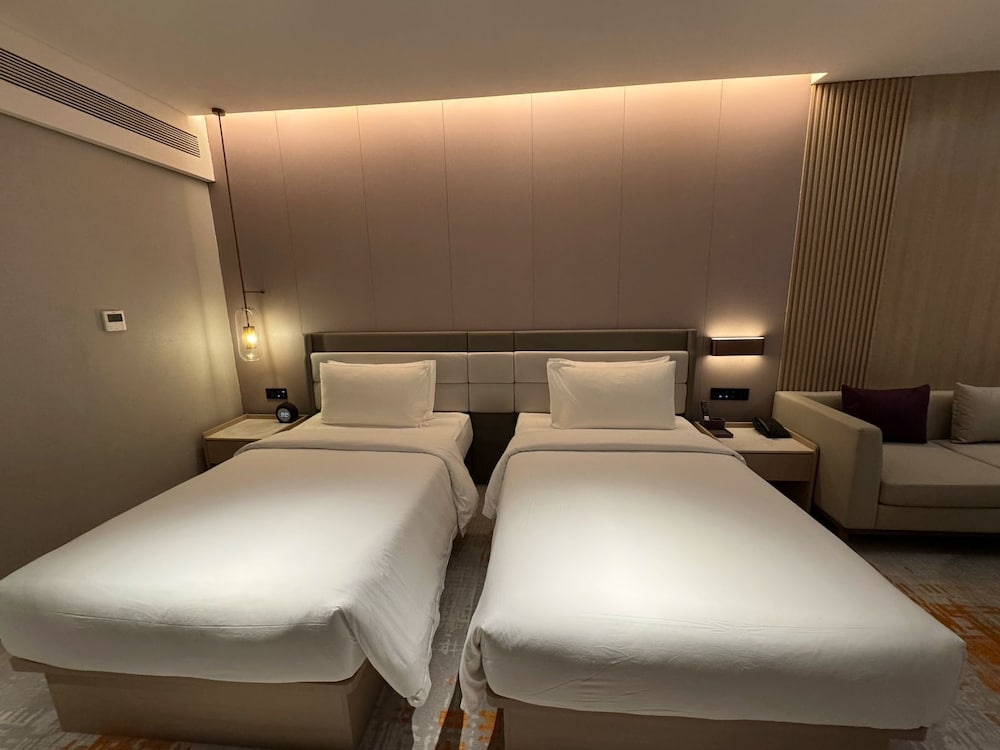 Elong Hotel Jakarta PIK 15/48