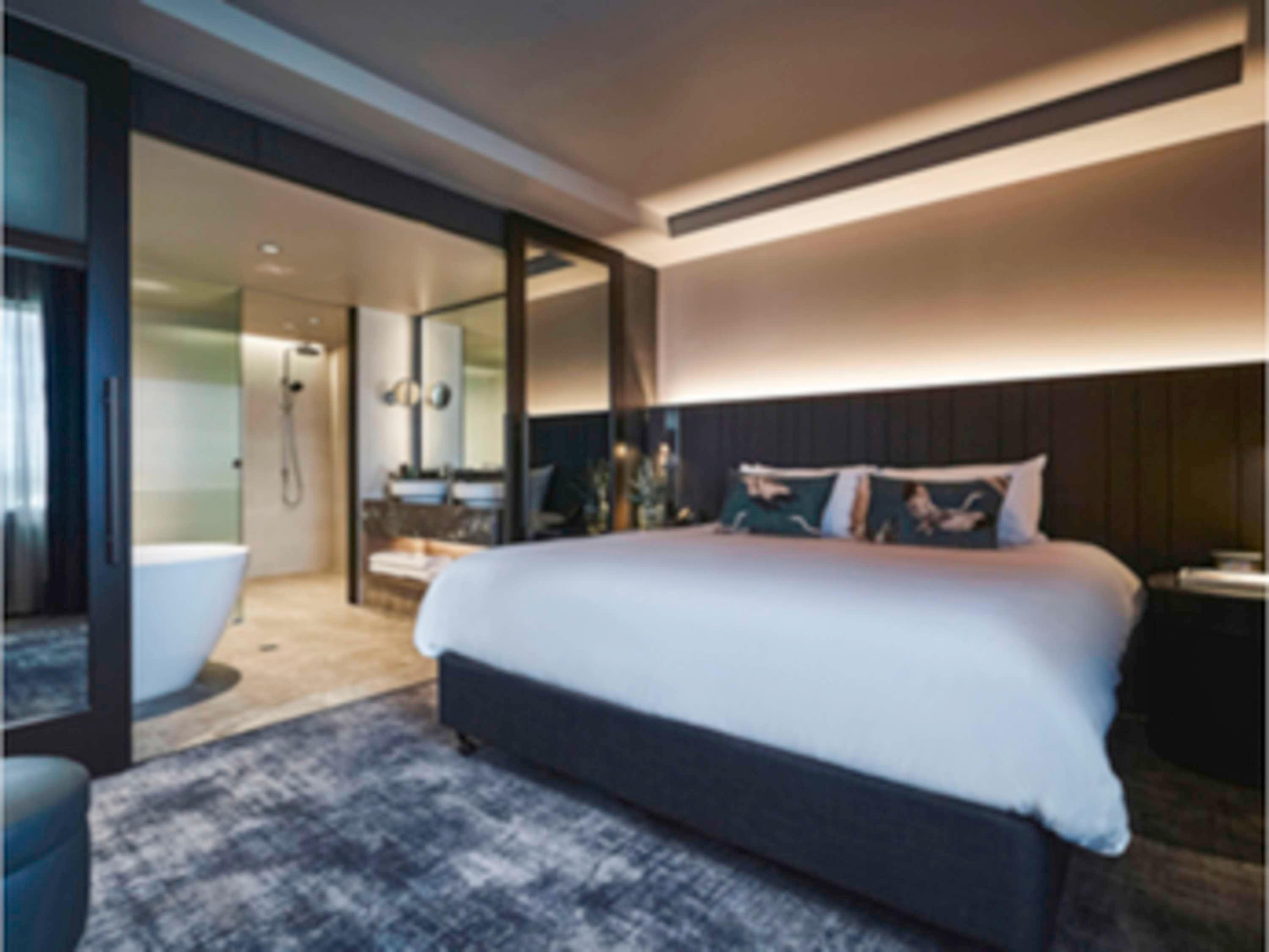 SUPERIOR, SUITE, KING BED, GARDEN AND CITY VIEW, CORNER