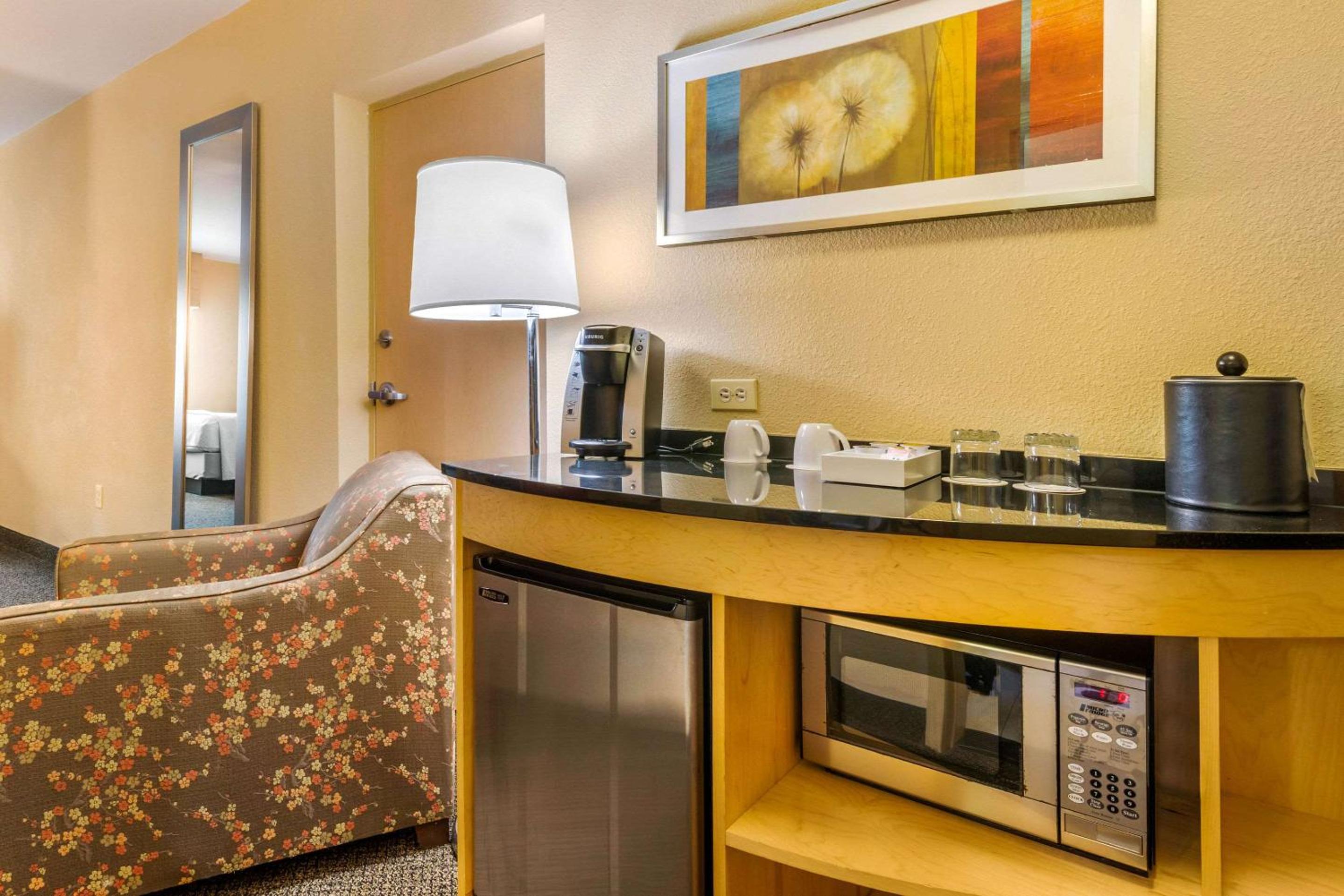 جناح بسريرين كوين مع أريكة، Cambria Hotel Ft Lauderdale Airport South Cruise Port 10/10