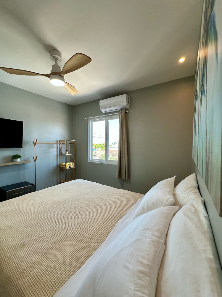 STANDARD, QUEEN BED