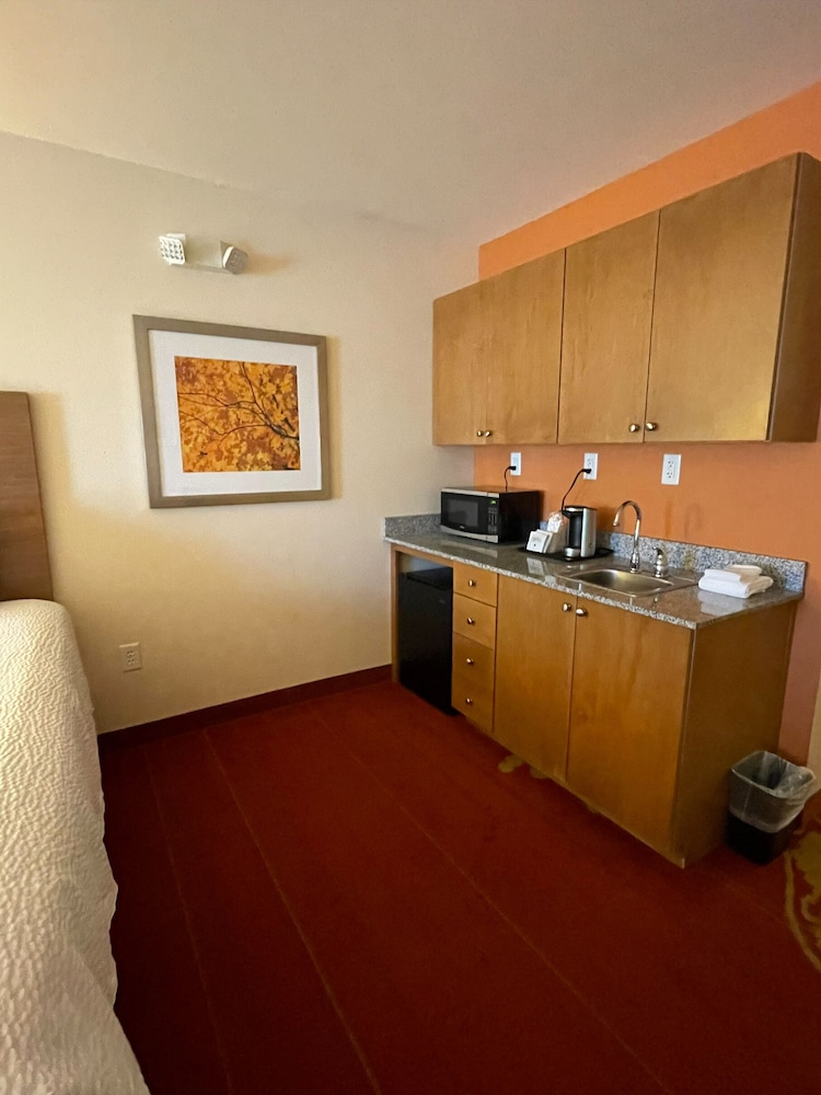 Days Inn And Suites Belmont 3/30