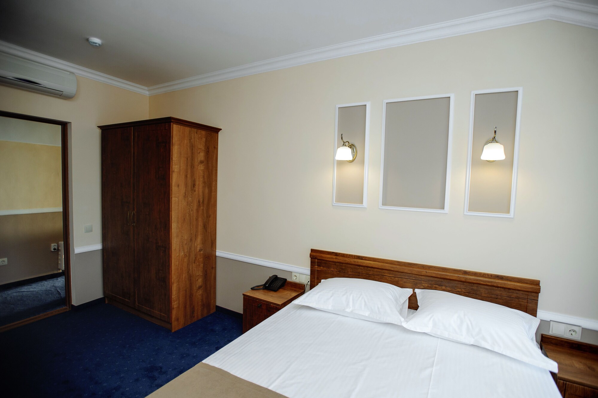 ROOM, DOUBLE BED