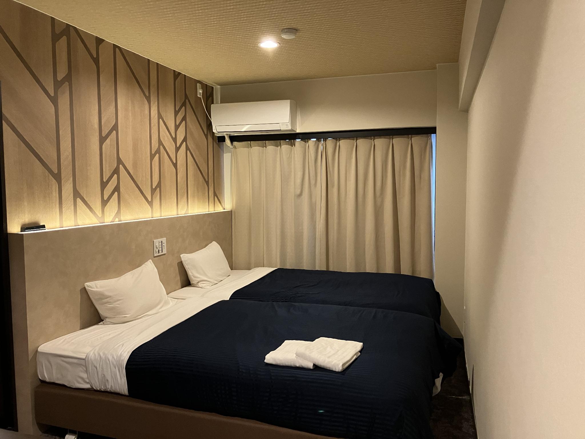 ROOM, TWIN BEDS