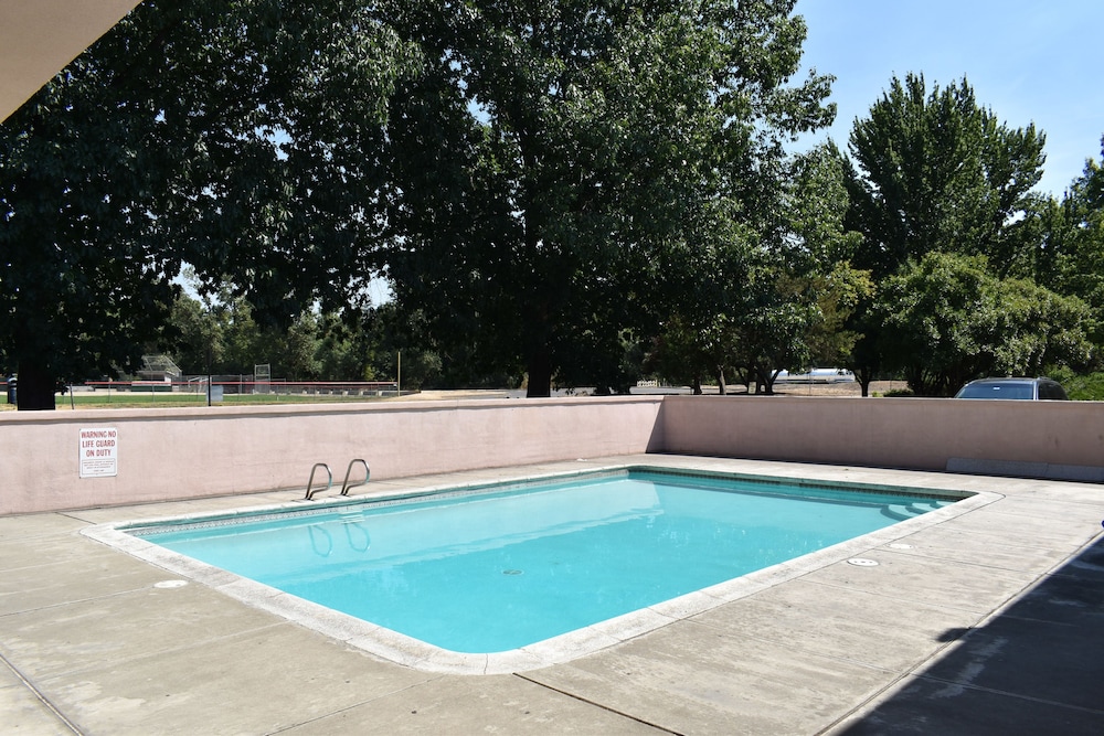 Travelers Inn Medford 38/58