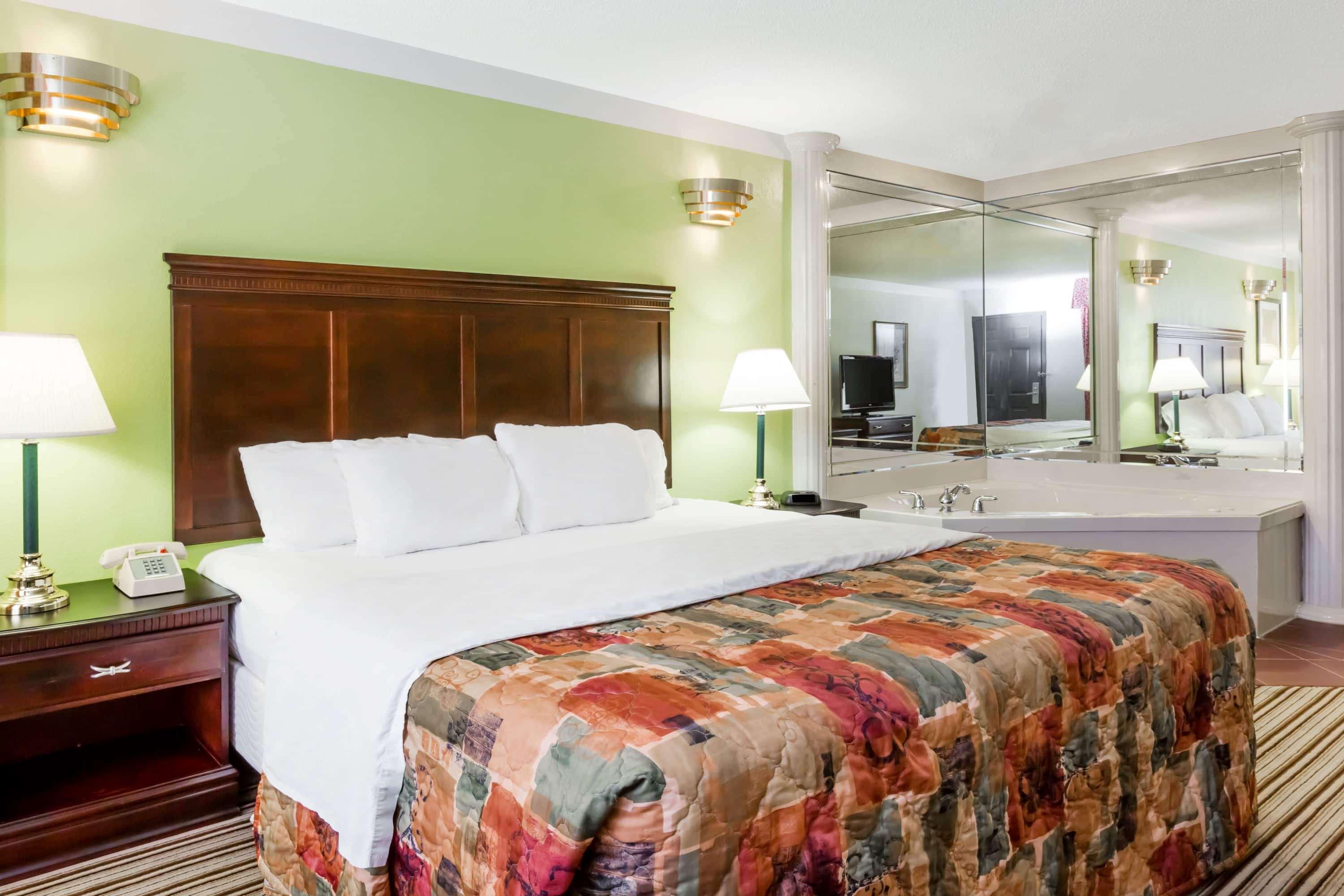 Days Inn by Wyndham Oneonta AL 8/18