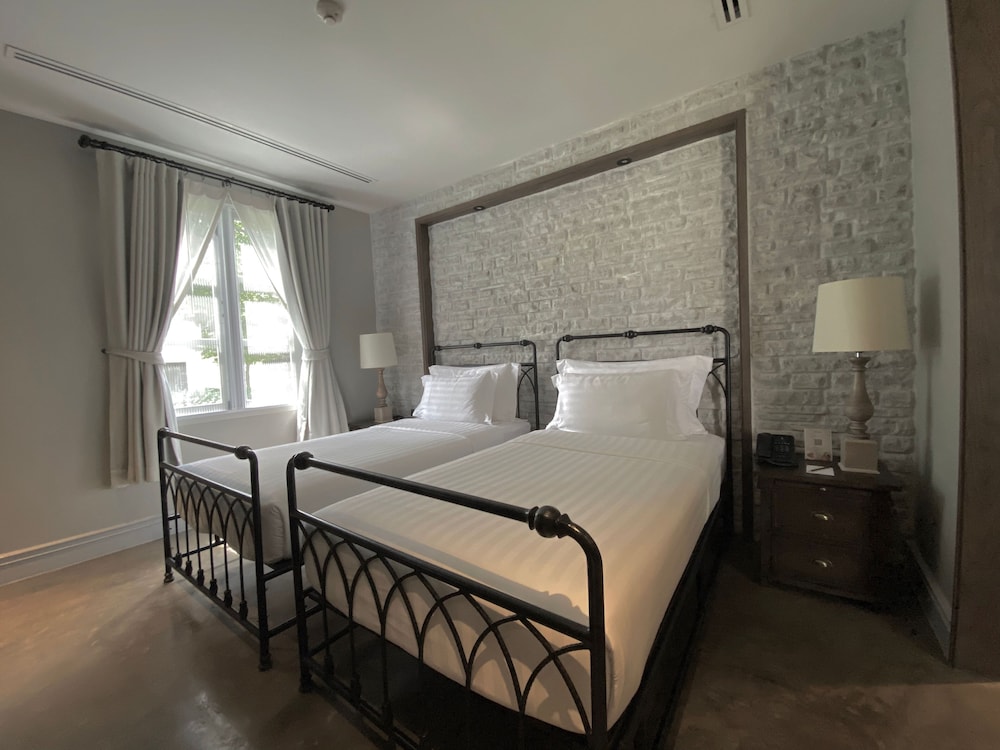 Thames Valley Khao Yai 8/50