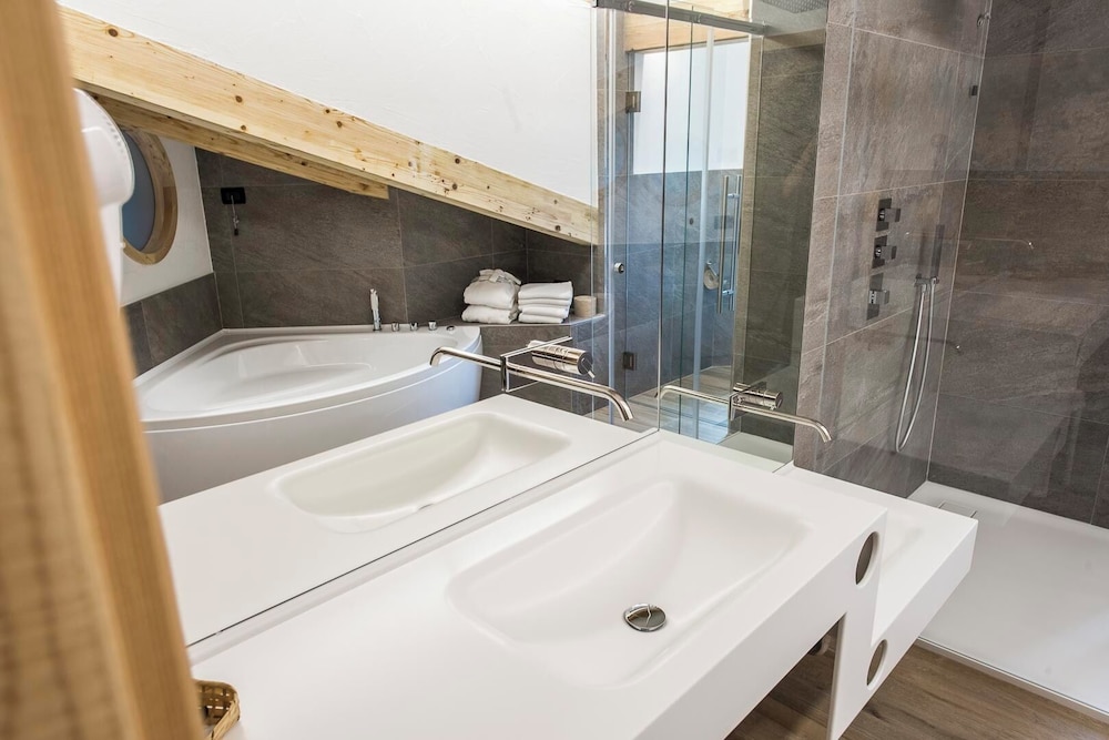 غرفة بسريرين منفصلين بإطلالة على الجبل بجاكوزي، HOTEL CHALET PINETA 3/5