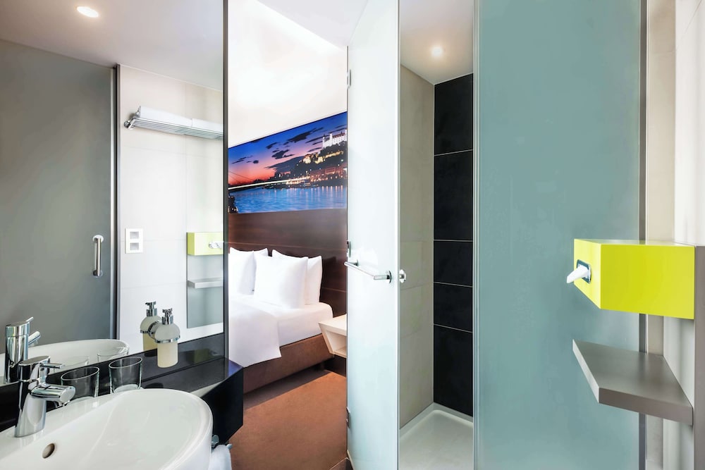 Room, King Bed, Castle View، Lindner Hotel Bratislava, Part of Jdv by Hyatt 3/3