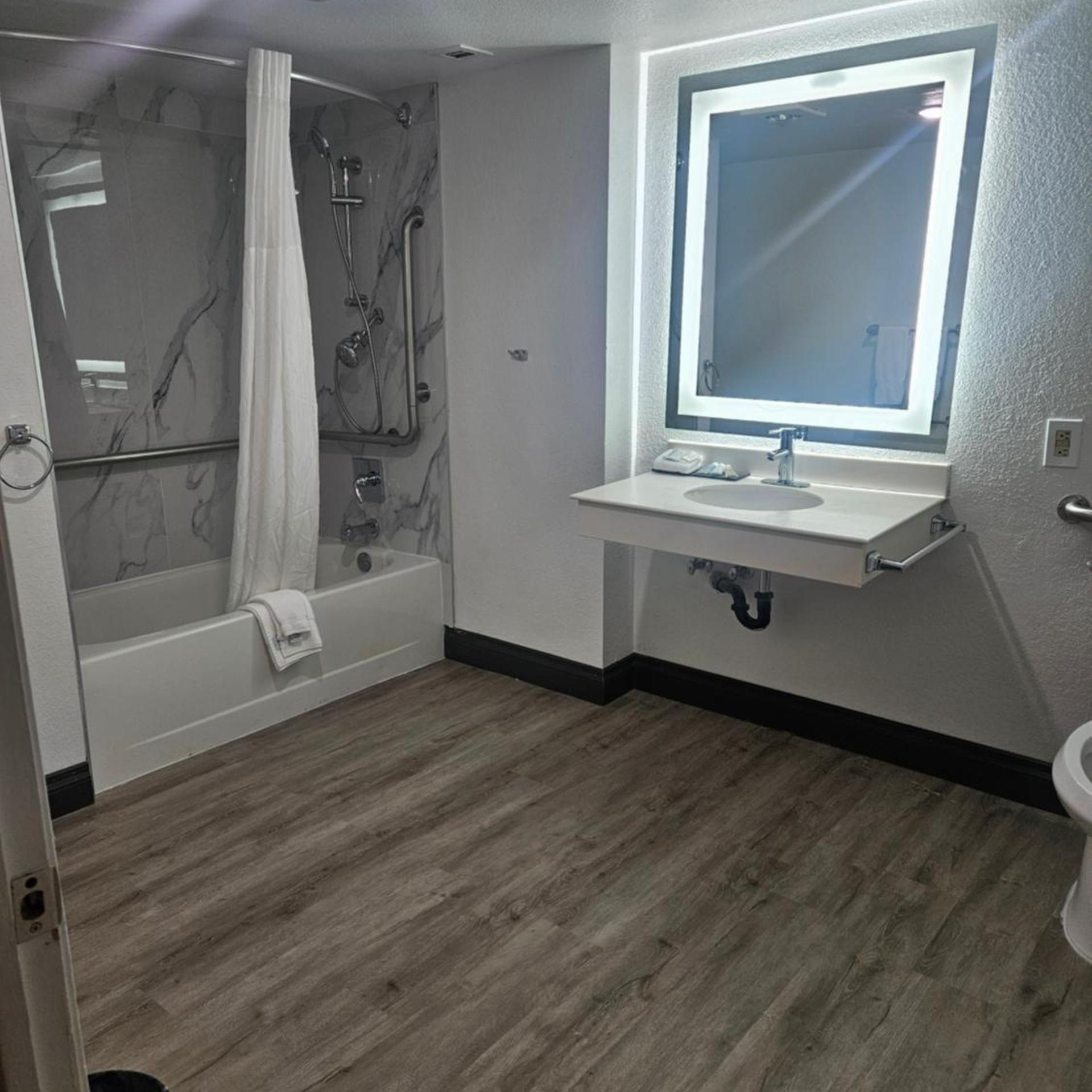 غرفة بسرير كينج بحوض استحمام لذوي الإعاقة، Ramada by Wyndham Westminster Denver 3/3