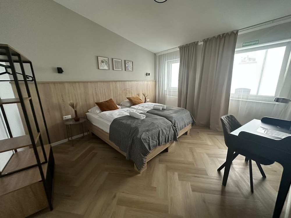DELUXE, TWIN BEDS