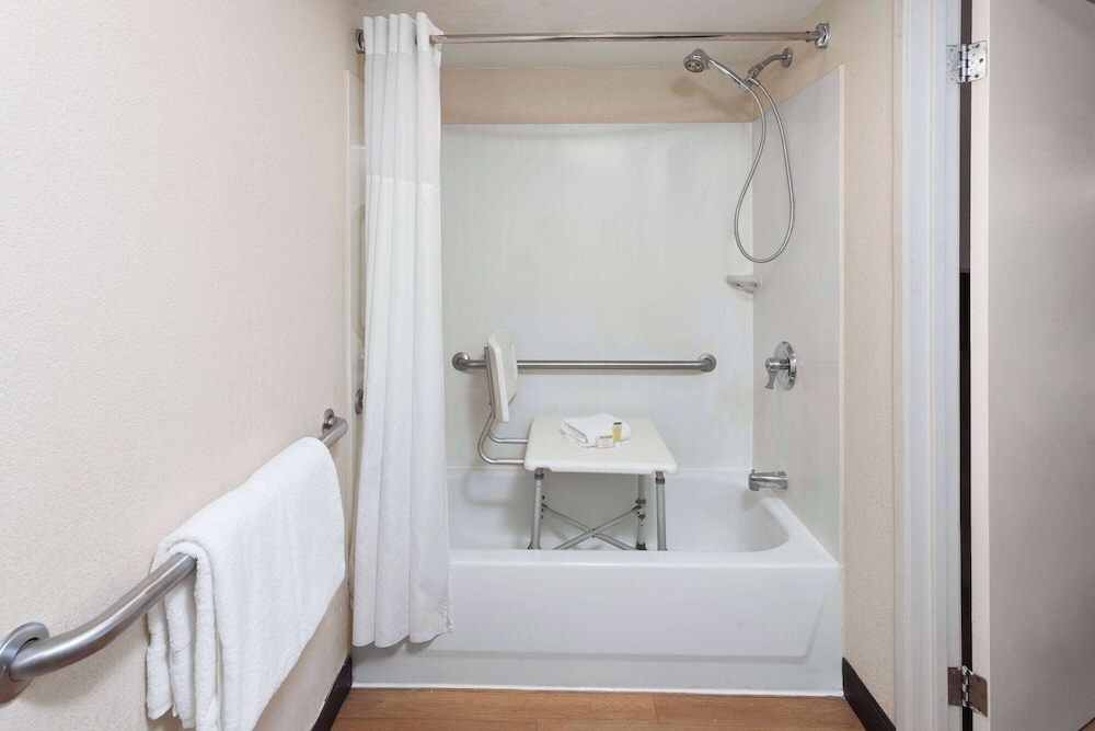 Travelodge by Wyndham Peoria 52/52