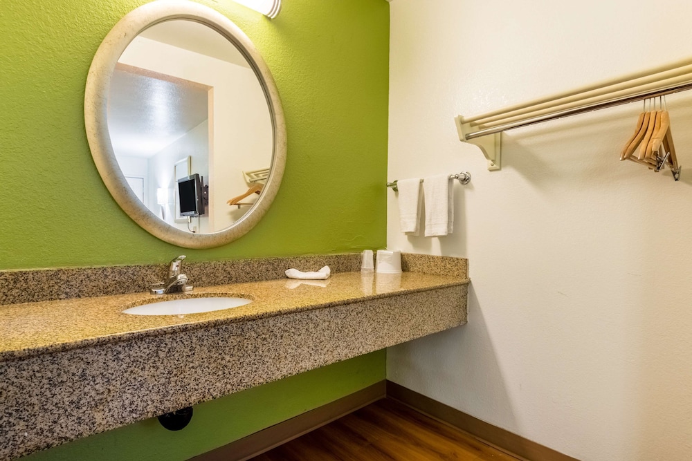 Motel6 Buttonwillow, CA - Central 50/50