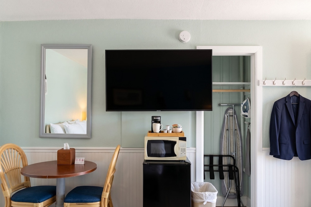 Colonial Inn Motel 67/77