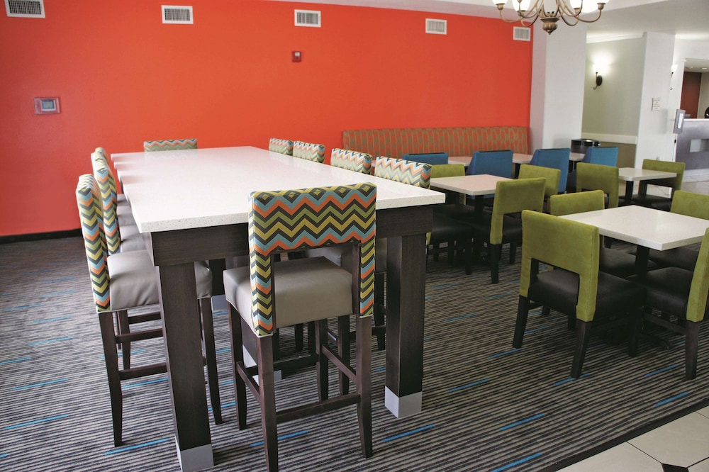 La Quinta Inn & Suites by Wyndham Orange 42/56